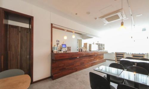 a waiting room with black chairs and a counter at Anyang CNC Hotel in Anyang