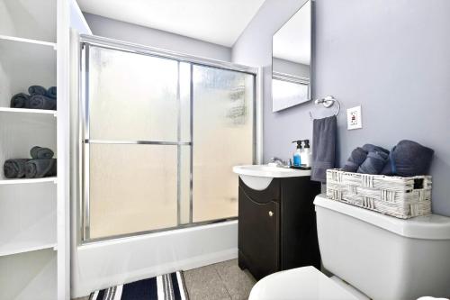 a bathroom with a shower and a toilet and a sink at San Diego 3BR & 3BA Comfortable Home, Outdoor Kitchen, Firepit & BBQ, 10 to 15min from SeaWorld & Zoo in San Diego