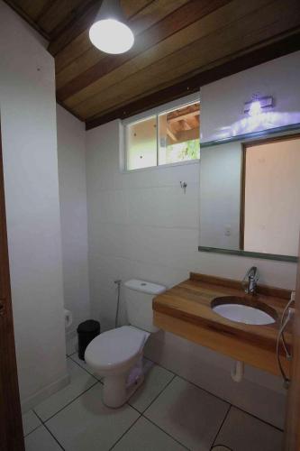Bilik mandi di Chácara Andó Bed And Breakfast