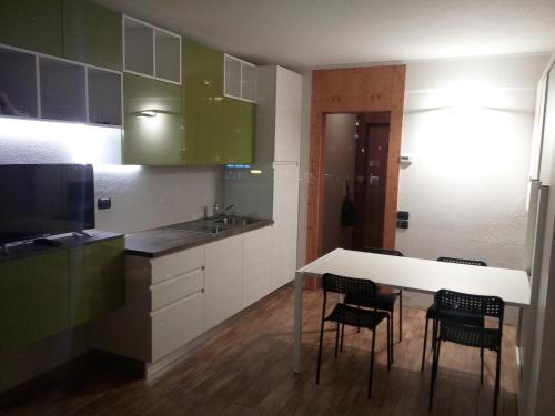 Кухня або міні-кухня у Cielo Alto Studio Apartment with wifi