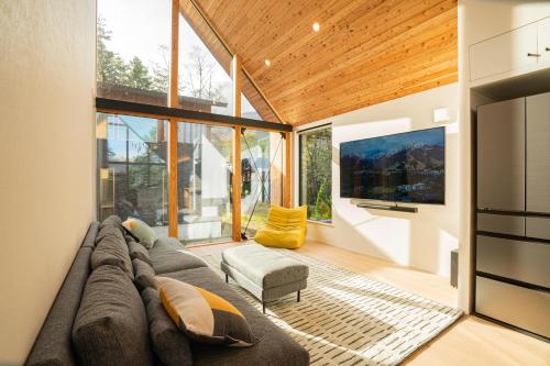 ECHOWOODS - Gorgeous 4-bed, 4-bath Brand New Home with Large Japanese Bath, Fireplace inside Echoland