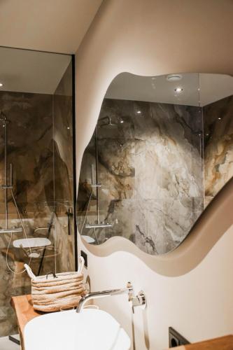 a bathroom with a sink and a mirror at De Tulpenhoeve in Spakenburg