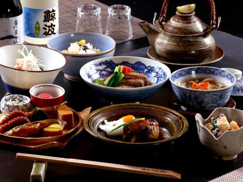 a table topped with bowls of different types of food at Nagataki in Nakatsugawa