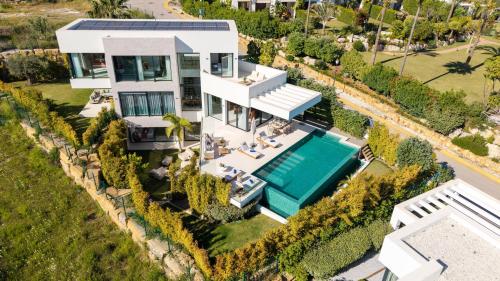 VACATION MARBELLA I Villa Glamour, Brand-New 4BR, Private Infinity Pool, Open Air Cinema, Sea View, Gated Security, Minutes to Golden Mile,
