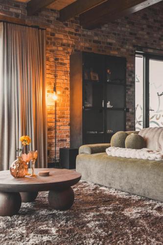 a living room with a couch and a coffee table at De Tulpenhoeve in Spakenburg