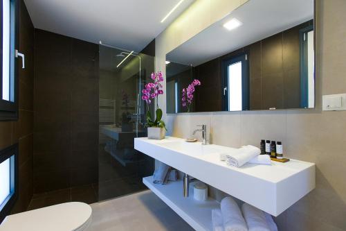Ένα μπάνιο στο Almyra Villas