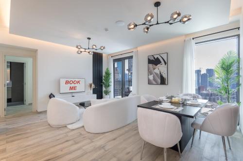 Free housekeeping visits during your stay - StayShort - Sophisticated 1BR in Business Bay - Near Burj Khalifa