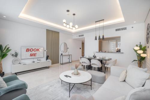 Free housekeeping visits during your stay - StayShort - 3 Bedroom Apartment in Sterling West with Full Burj Khalifa Views