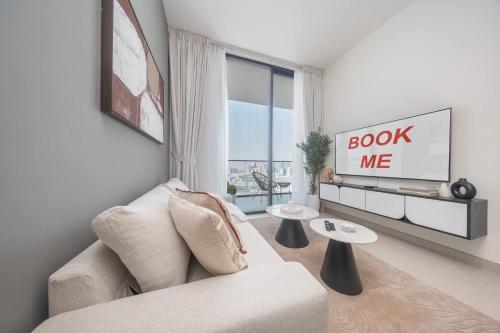 Free housekeeping visits during your stay - StayShort - Vibrant 1-Bedroom in JVC Sleeps 4 with balcony