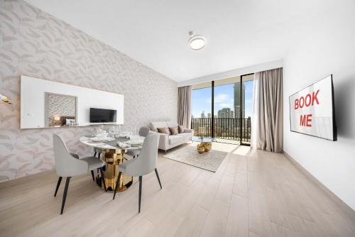 Free housekeeping visits during your stay - StayShort - Modern 1 Bed Apartment in JVC that Sleeps 4 with Balcony