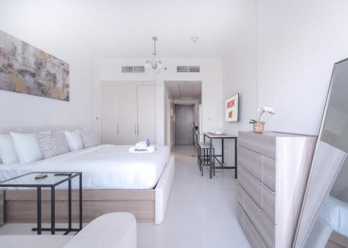 Free housekeeping visits during your stay - StayShort - Damac Hills Sleeps 2 with Balcony