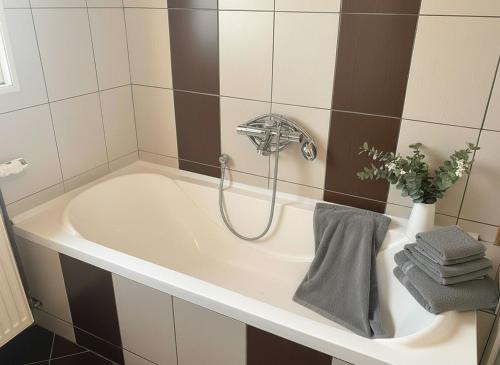 Family & Friends Vienna Base for 6- XXL Apartment with Direct train - 10 Min to City and Airport