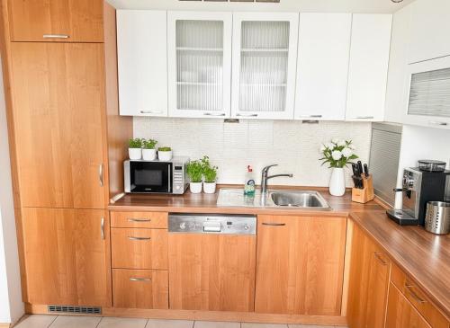 Family & Friends Vienna Base for 6- XXL Apartment with Direct train - 10 Min to City and Airport