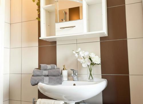 Family & Friends Vienna Base for 6- XXL Apartment with Direct train - 10 Min to City and Airport