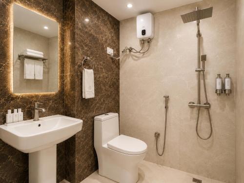 a bathroom with a toilet and a sink and a shower at Radhe Shyam Resort Vrindavan By HRG Hotel Near Prem Mandir in Vrindāvan