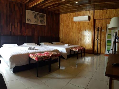 Postel nebo postele na pokoji v ubytování Mabohai Resort Klebang