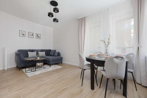 Modern Apartment in the Business Heart of Warsaw with Balcony and Parking by Noclegi Renters