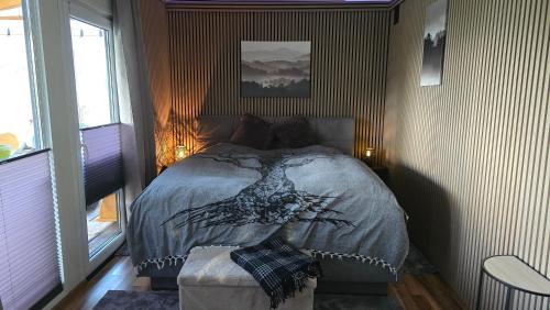 a bedroom with a bed in a room at Tiny House mit Fernblick in Verditz