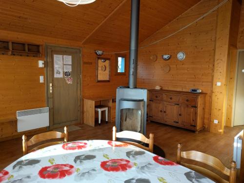 una sala da pranzo con tavolo e una cucina di Chalet Daria a Prémanon