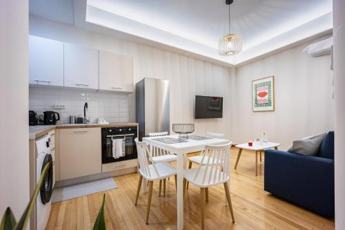 Nici - Quiet & Spacious 2BR Athens Apartment