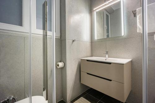 Nici - Quiet & Spacious 2BR Athens Apartment