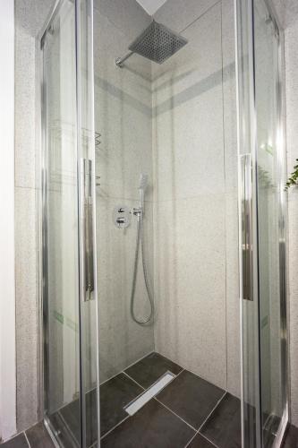 Nici - Quiet & Spacious 2BR Athens Apartment