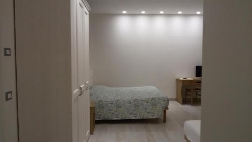 Un pat sau paturi într-o cameră la Affittacamere Rubino Guest House