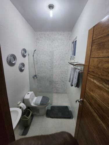 a small bathroom with a toilet and a sink at Charming home in Cancino
