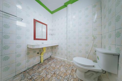 a bathroom with a toilet and a sink and a mirror at แฝดสามการ์เด้นท์รีสอร์ท แสมสาร Fadsarm Garden Resort Samaesan in Sattahip