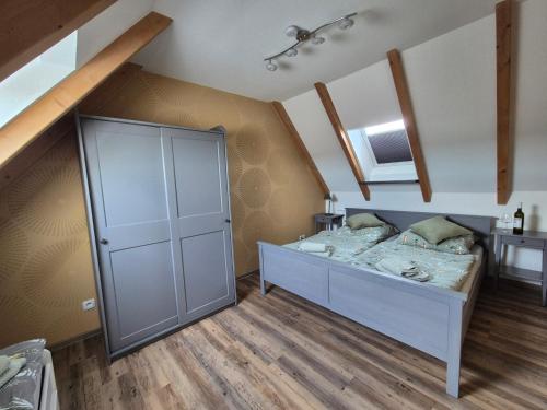 a bedroom with a bed in a attic at Weinbleibe Weingut Beyer in Dorndorf
