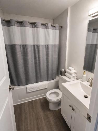 ein weißes Badezimmer mit Toilette und Waschbecken in der Unterkunft Lotus Hideaway in Boston Bar