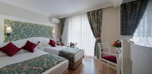 Кровать или кровати в номере Alaiye Kleopatra Hotel