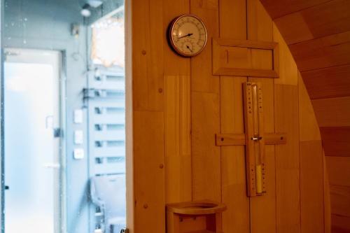 a clock on a wall next to a door at Tood一宮 -E棟 in Ichinomiya