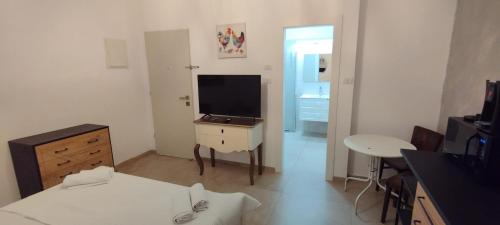 a living room with a tv and a dresser with a television at Desert Fikus in Beʼer Ora