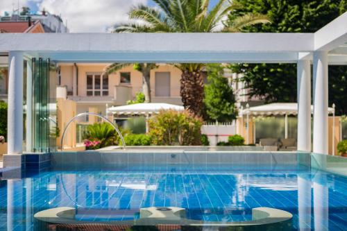Hotel Luna Riccione e Aqua Spa Only Adults +12の敷地内または近くにあるプール