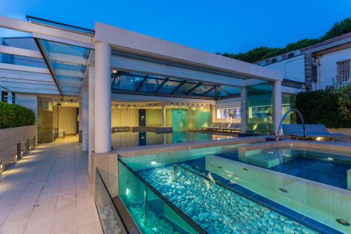 Hotel Luna Riccione e Aqua Spa Only Adults +12の敷地内または近くにあるプール