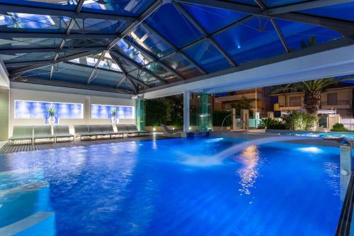 Hotel Luna Riccione e Aqua Spa Only Adults +12の敷地内または近くにあるプール