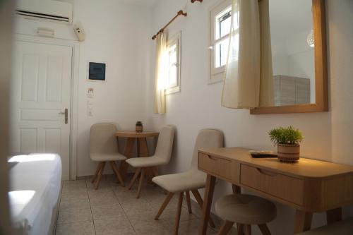 a kitchen with chairs and a table and a mirror at Romantika in Platis Gialos
