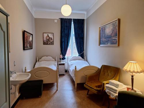 a bathroom with two twin beds and a sink at Tjøtta Gjestegaard in Alstahaug