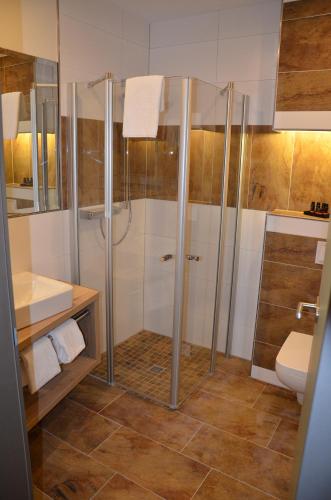 SKY Hotel Cloppenburgにあるバスルーム