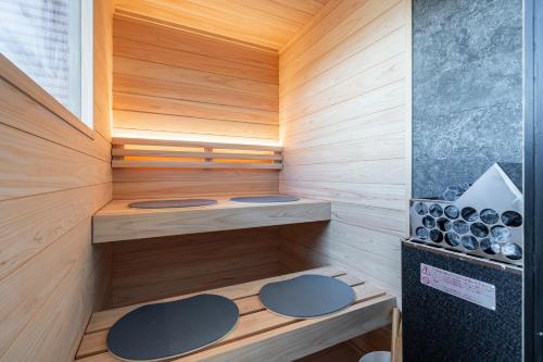a sauna with two circular seats in a sauna at YUTORELA 富津 with SAUNA プライベートサウナ完備 in Futtsu