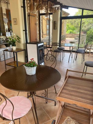 a table and chairs in a room with tables and chairs at Le Verger in Gordes