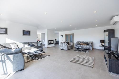 Villa Benisamar Beautiful And Elegant 5 Bedroom - Short Walk Carvoeiro