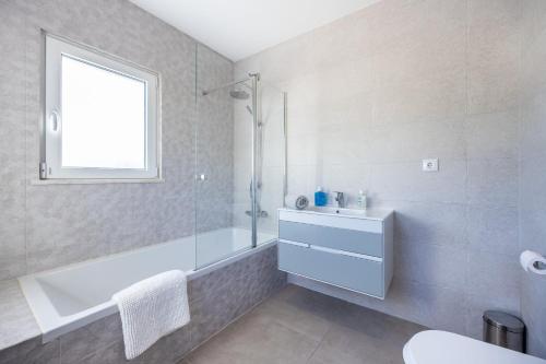 Villa Benisamar Beautiful And Elegant 5 Bedroom - Short Walk Carvoeiro