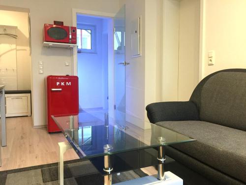 ein Wohnzimmer mit einem Sofa und einem Couchtisch aus Glas in der Unterkunft Apartment Warnemünde 16 in Warnemünde