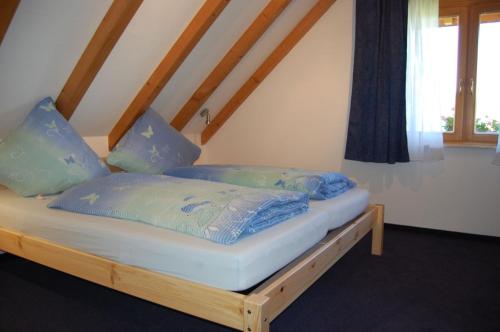 Ліжко або ліжка в номері Ferienwohnungen DaHeim Titisee