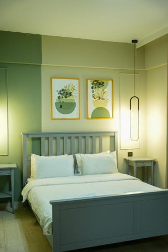 una camera da letto con un letto con due quadri sulla parete di Alp Suites Lavanta ad Akyaka