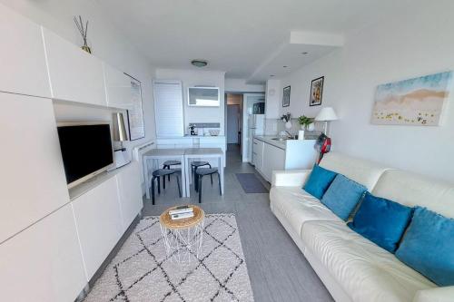 Apartment with AC terrace sea view swimming pool parking -BENAKEY