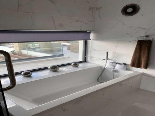 Contemporary Carvoeiro Villa 4 Bedrooms Villa Bonita Balcony Sea Views