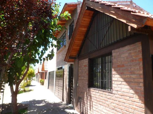 een bakstenen gebouw met een poort naast een straat bij Monoambiente Luminoso y Tranquilo in Mendoza